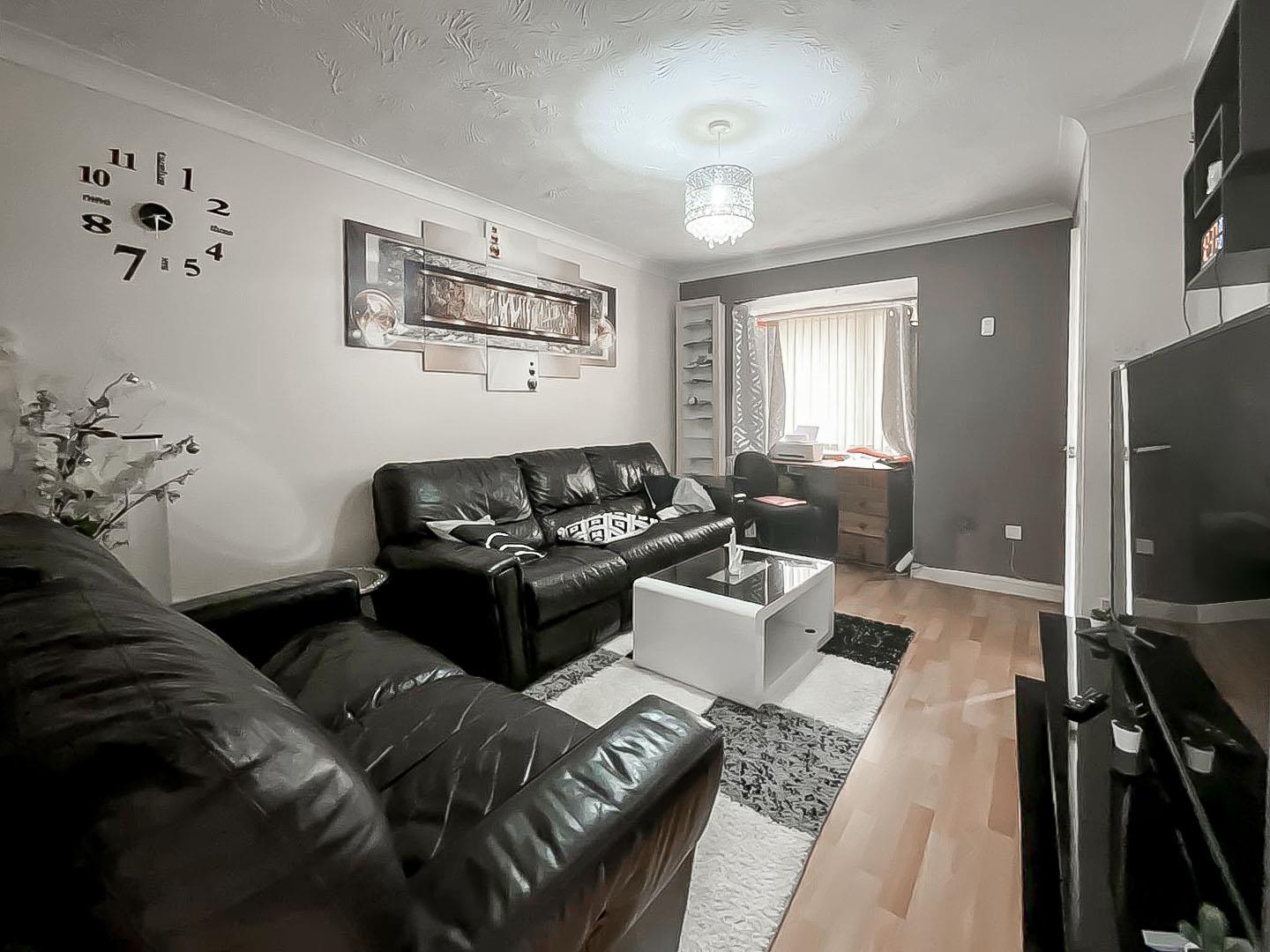 2 bed property in Walkhampton Avenue, Milton Keynes